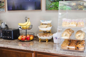 Sudah termasuk sarapan dibawa pulang setiap hari