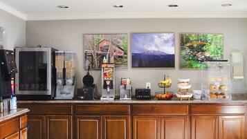 Café da manhã para viagem grátis todos os dias