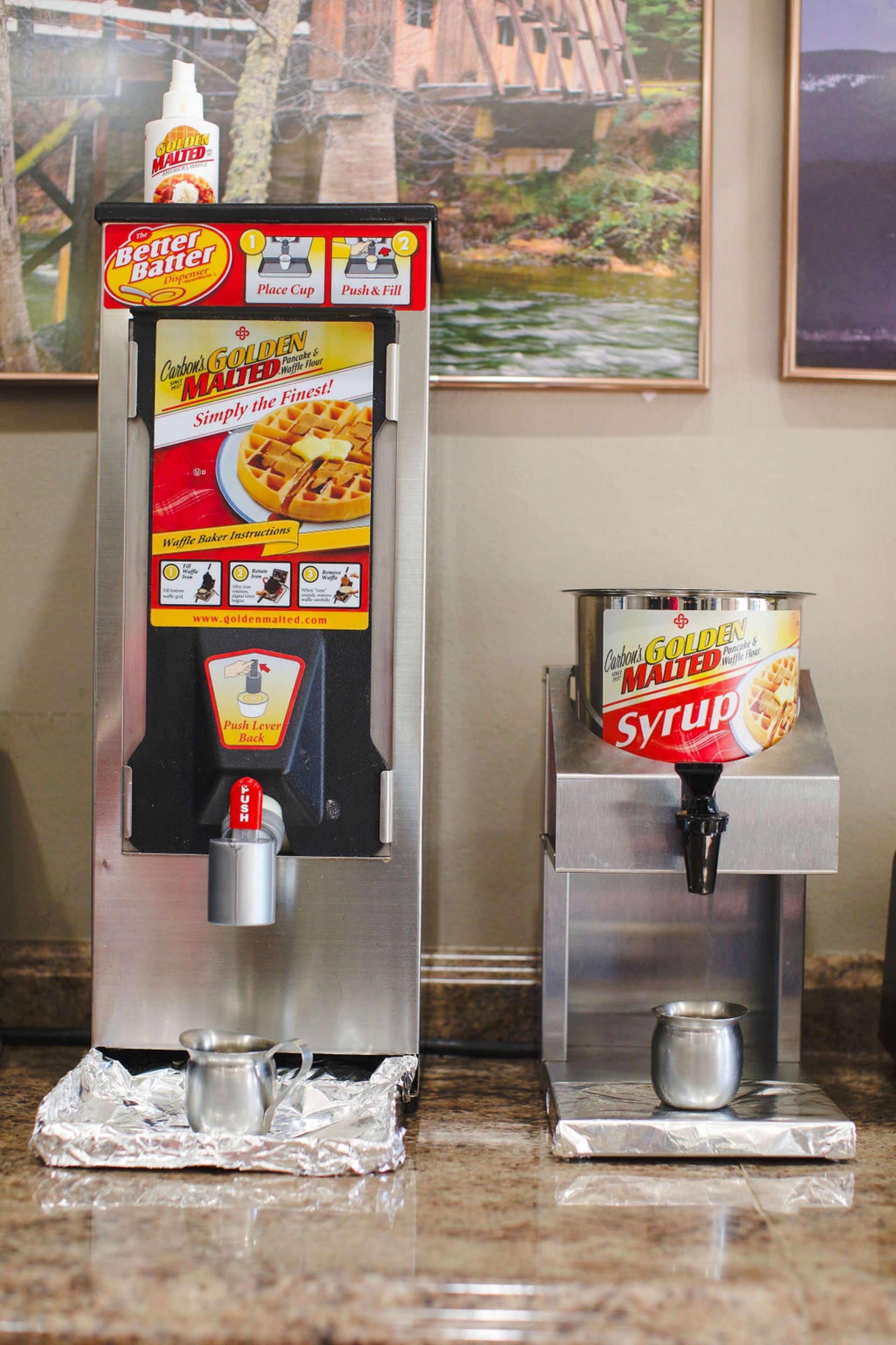Une gaufrière avec un distributeur de sirop et un mode d’emploi.