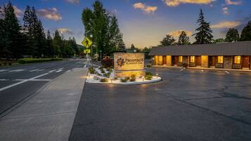 Fachada de la propiedad por la tarde o noche