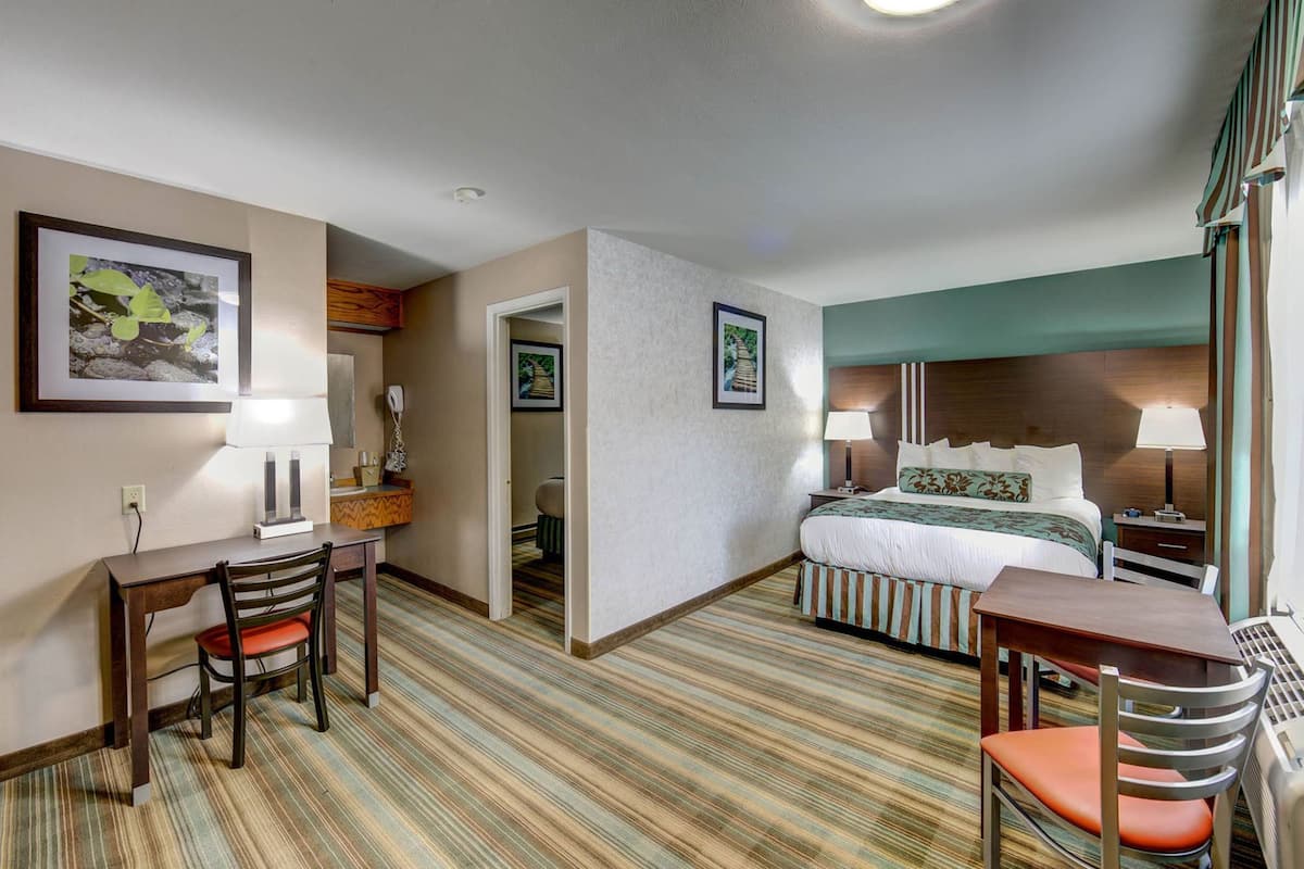 Escritorio, cortinas blackout, tabla de planchar con plancha y wifi