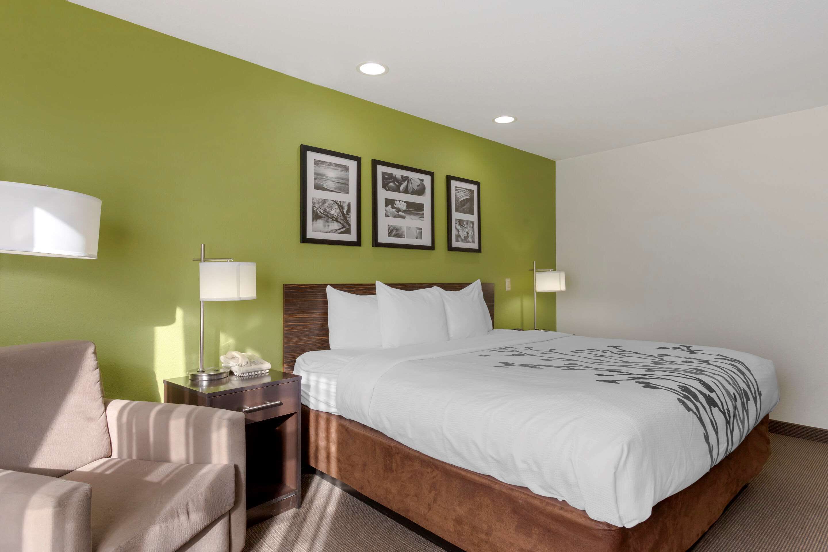 Meja, seterika/papan seterika, katil bayi/kot (percuma) 