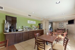 Café da manhã com buffet grátis todos os dias