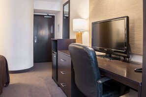 Habitació, 1 llit de matrimoni gran, accessible, no fumadors (No Pets) | Cobrellits, escriptori i espai de treball apte per a portàtils 