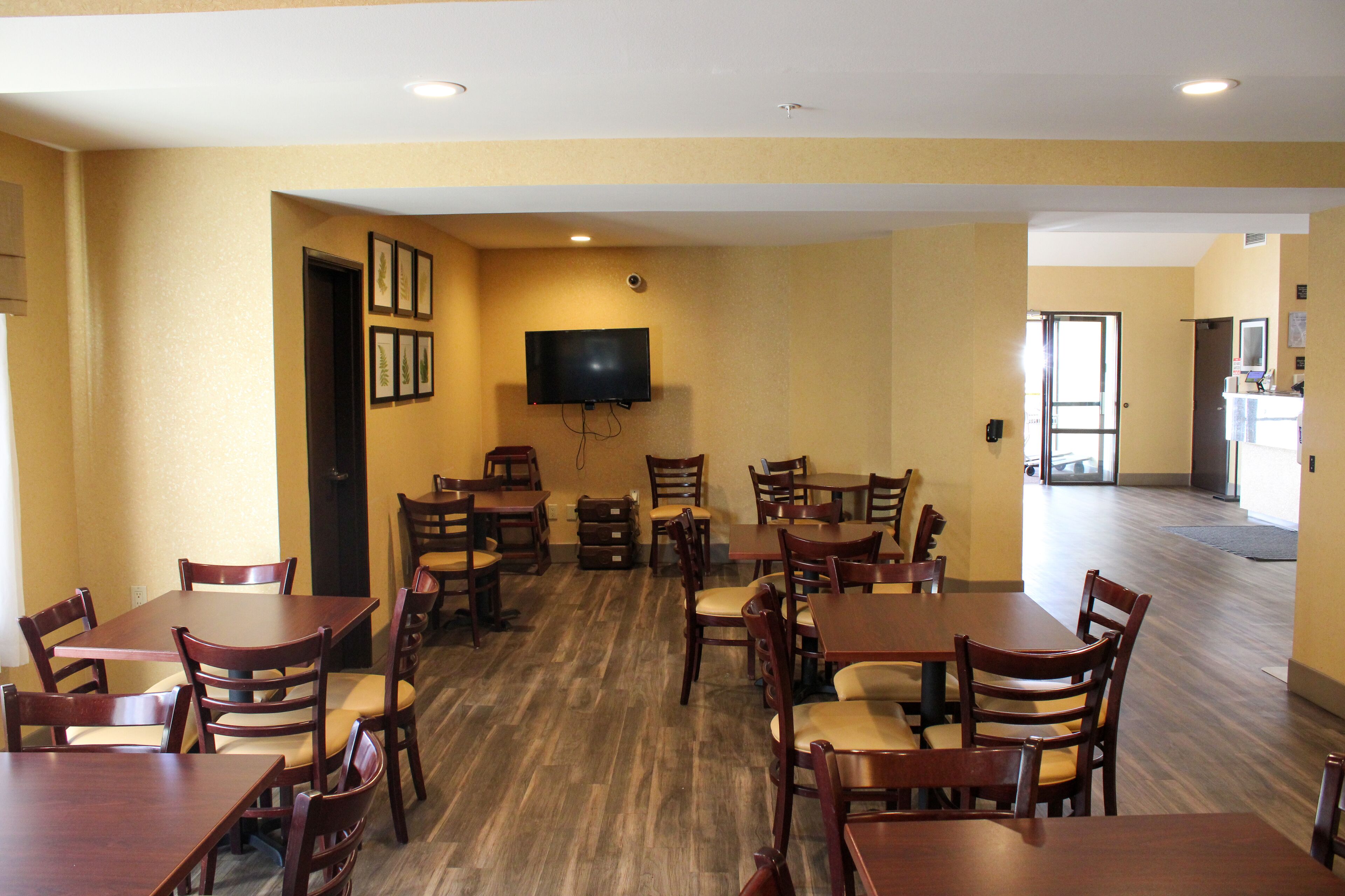 free daily self-service breakfast