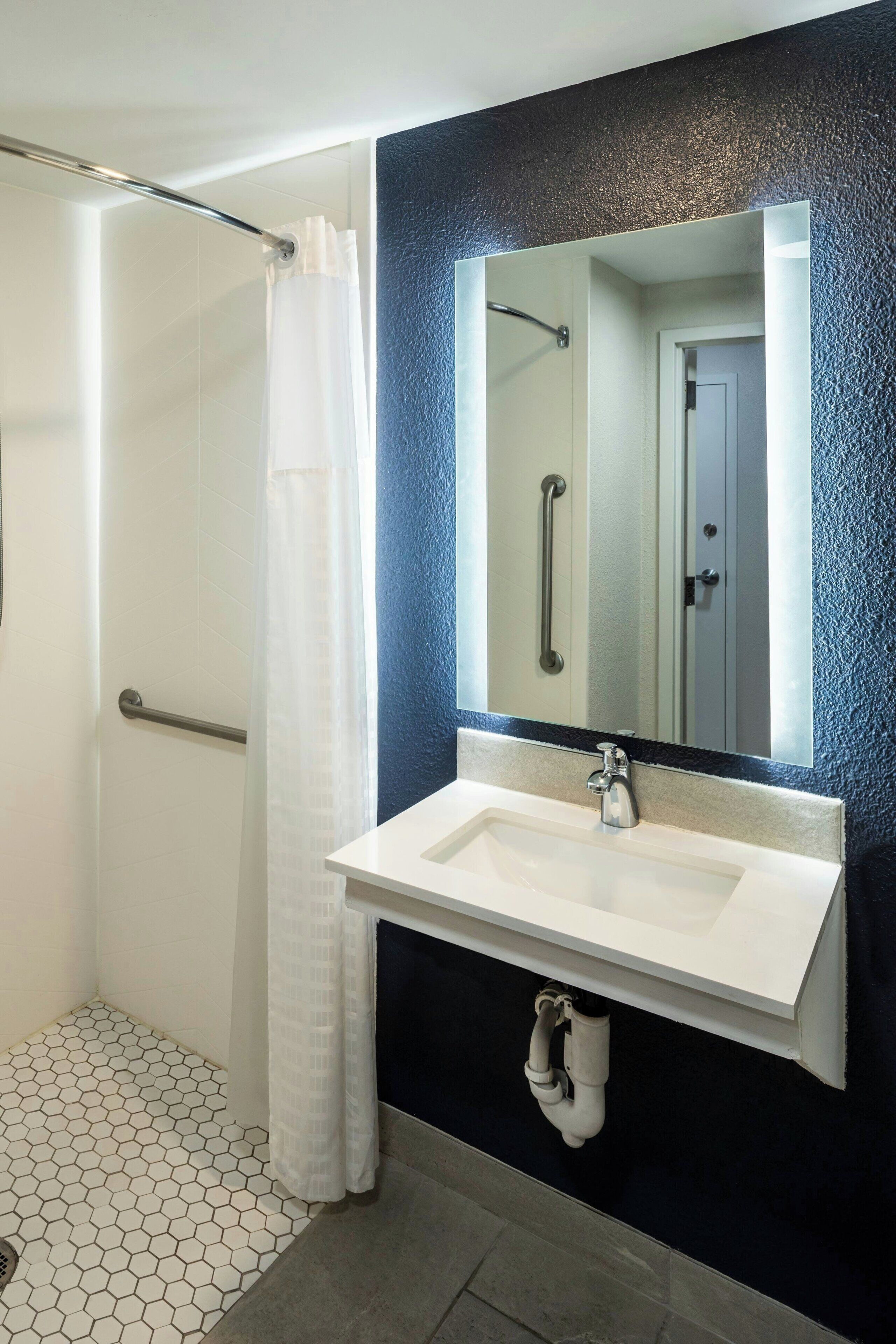 room, 1 king bed | bathroom | combined shower/bathtub, free toiletries, hair dryer, towels