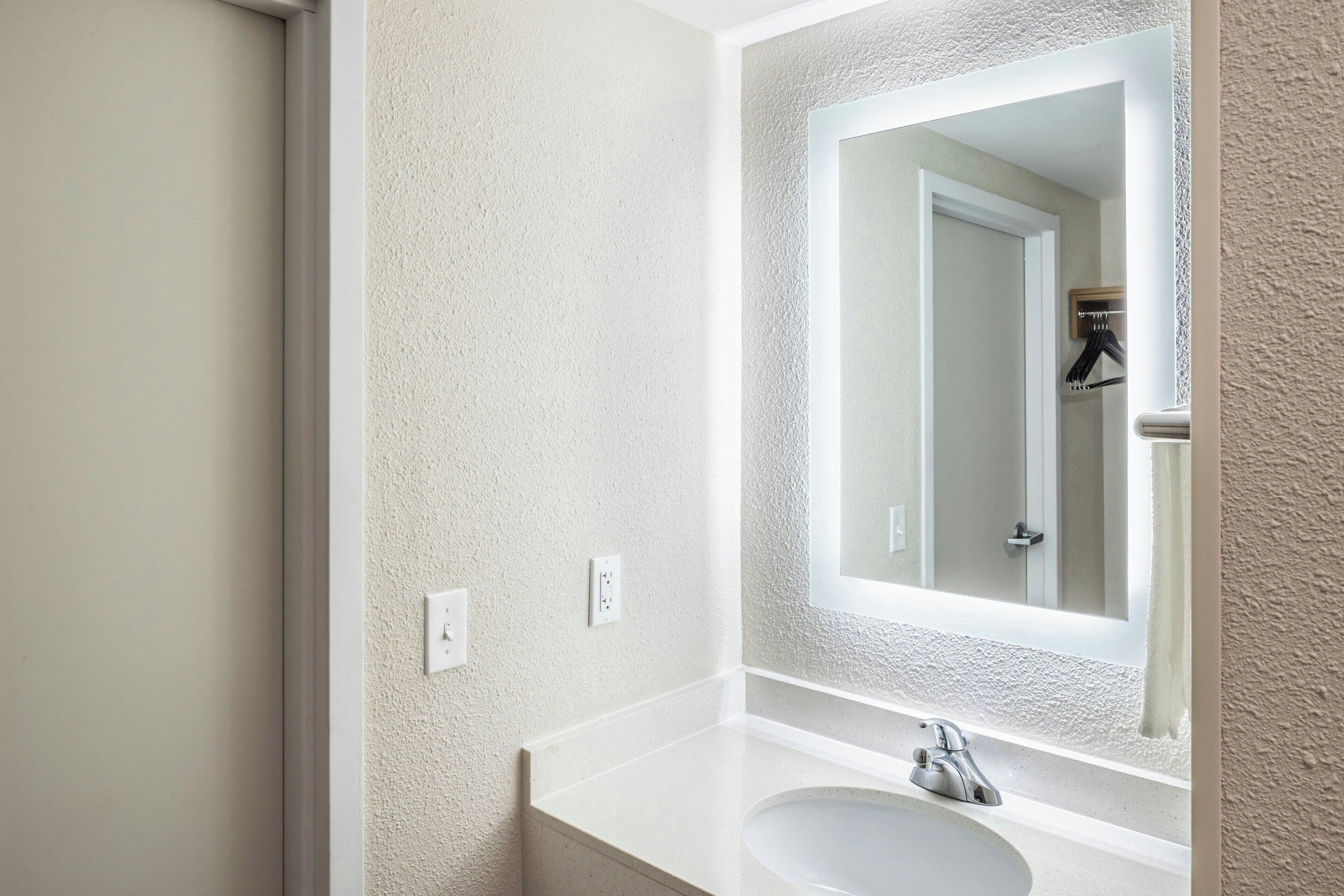 combined shower/bathtub, free toiletries, hair dryer, towels