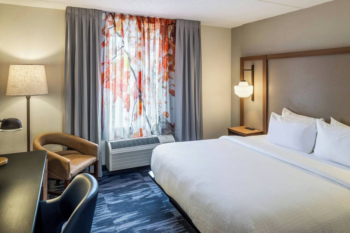 Room, 1 Queen Bed | Premium bedding, desk, laptop workspace, blackout drapes