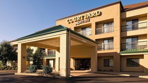 A Courtyard Marriott hotel with a covered entrance, multiple balconies, and a clear sky. - Courtyard by Marriott Scranton Montage Mountain (Moosic)