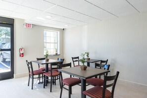 Breakfast area - Econo Lodge Harrisburg - Southwest of Hershey Area (Harrisburg)
