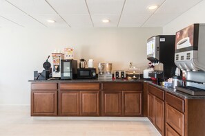 Breakfast area - Econo Lodge Harrisburg - Southwest of Hershey Area (Harrisburg)