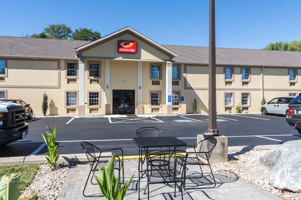 Un hôtel doté d’un parking, d’une terrasse et d’une enseigne « EconoLodge ».