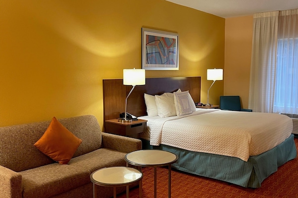 Bureau, rideaux occultants, fer et planche Ă repasser