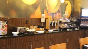 Un bar pour prendre le petit-déjeuner, équipé d’un grille-pain, d’un panier de fruits et d’une machine à café.