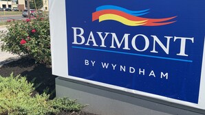 Une enseigne pour Baymont by Wyndham, avec un logo représentant une flamme stylisée.
