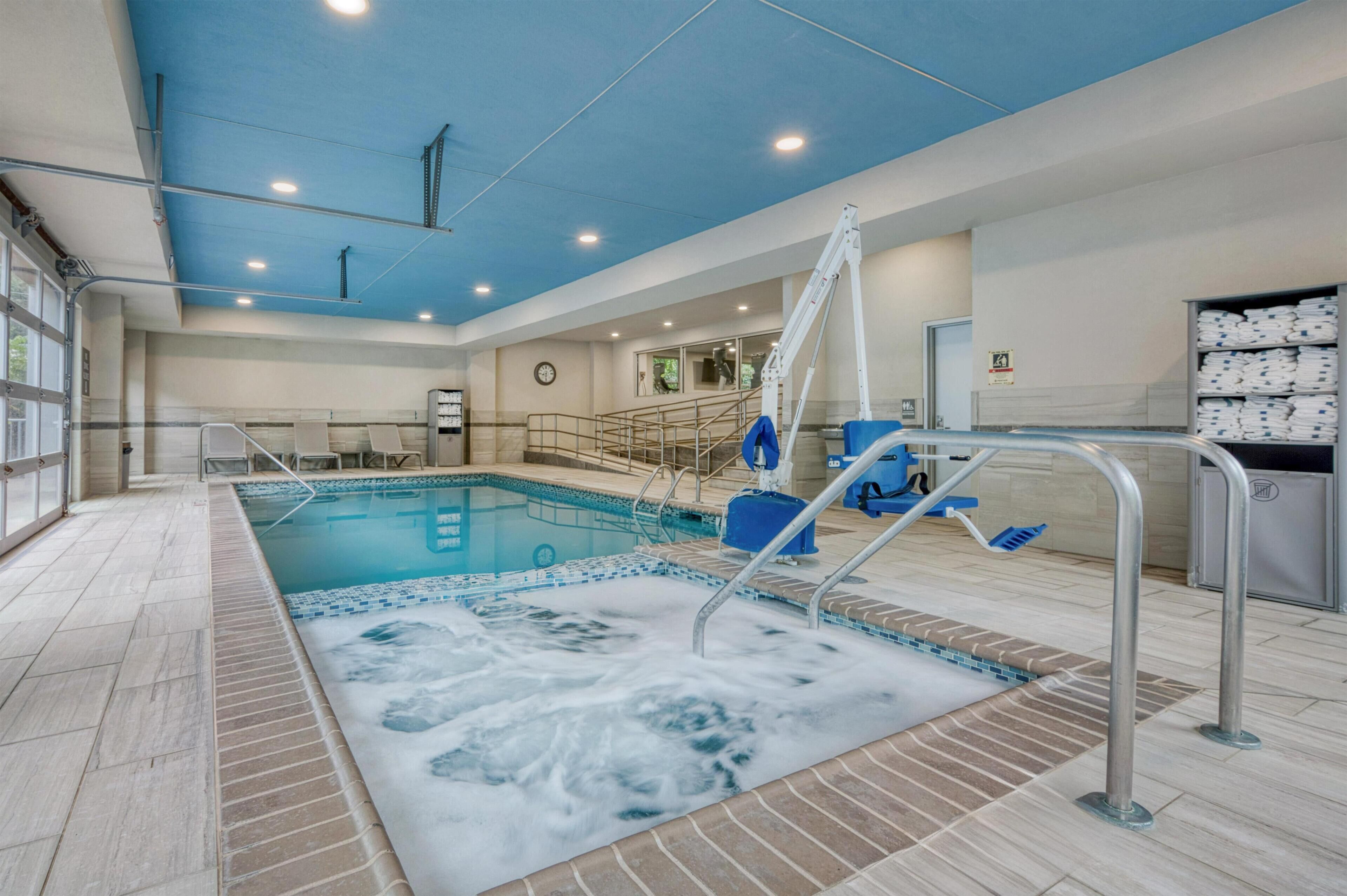 Piscine couverte, chaises longues