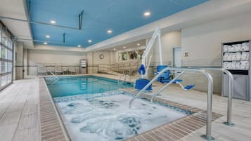 Piscine couverte, chaises longues