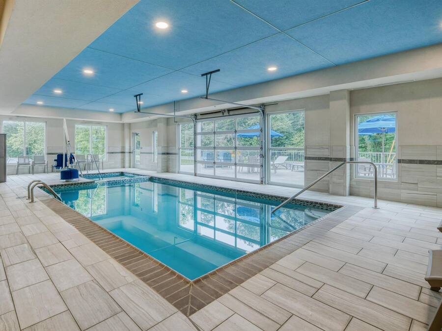 Indoor pool, sun loungers