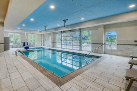 Piscine couverte, chaises longues. SureStay Plus by Best Western Elizabethtown Lancaster