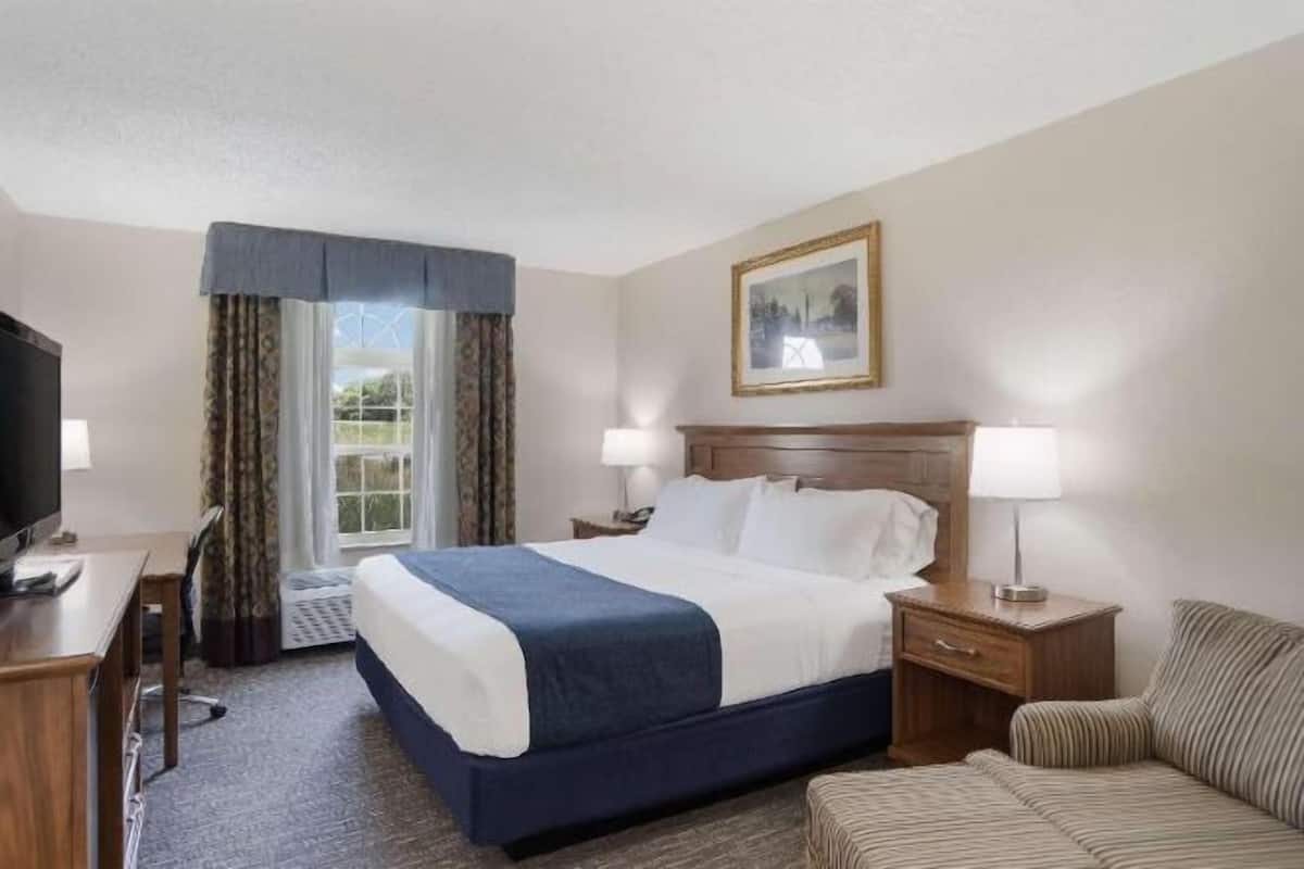 Laptop workspace, blackout drapes, iron/ironing board, free WiFi