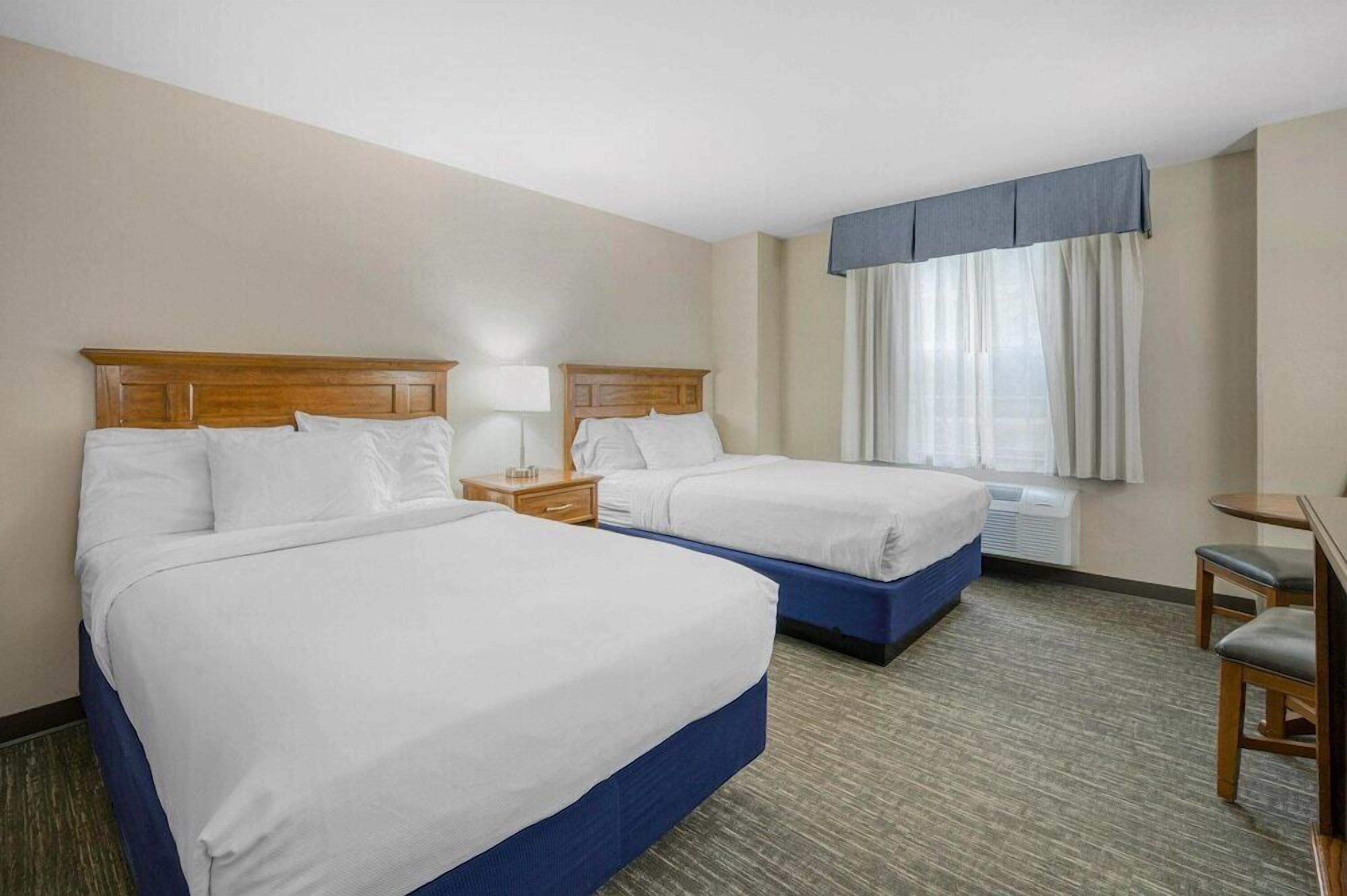 Espacio para trabajar con un portátil y cortinas opacas