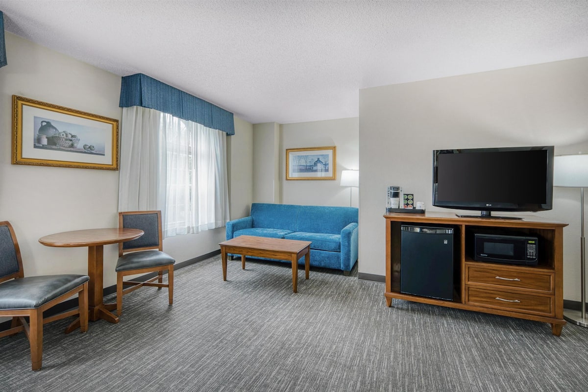 Standard Room, 2 Queen Beds, Non Smoking, Refrigerator & Microwave (with Sofabed)