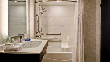 Un baño moderno con bañera, ducha y tocador.