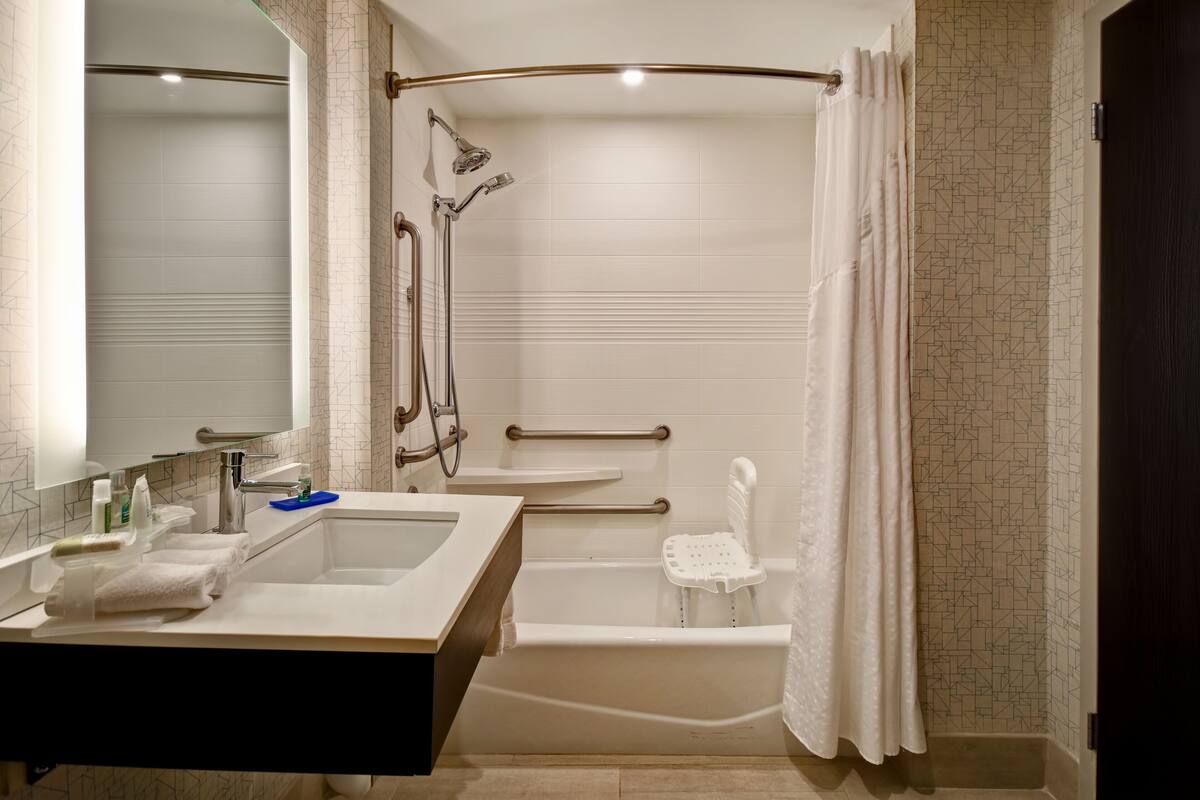 Een douche, gratis toiletartikelen, een haardroger, handdoeken