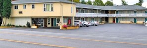 Deluxe Quadruple Room, Non Smoking | 1 bedroom, in-room safe, individually decorated, individually furnished