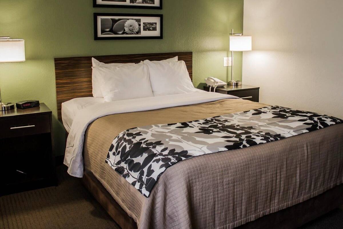 Standardzimmer, 1 Queen-Bett, barrierefrei, Nichtraucher | 1 Schlafzimmer, Allergikerbettwaren, Schreibtisch