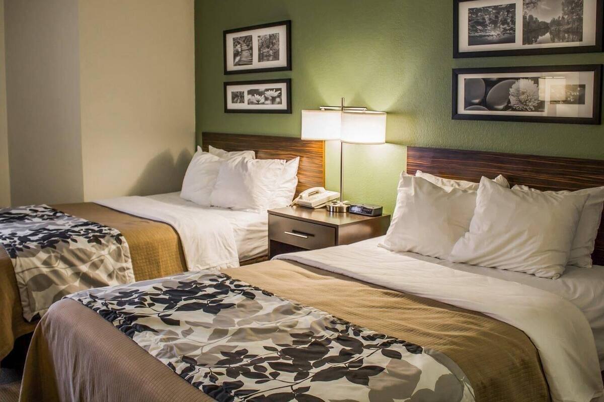Standard-Doppelzimmer, 2 Doppelbetten, Nichtraucher | 1 Schlafzimmer, Allergikerbettwaren, Schreibtisch
