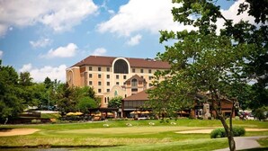 A hotel with a central courtyard, a pool, and a golf course. - Heritage Hills Golf Resort (York)