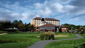 A large hotel with a central courtyard, surrounded by well-maintained lawns and a golf course. - Heritage Hills Golf Resort (York)