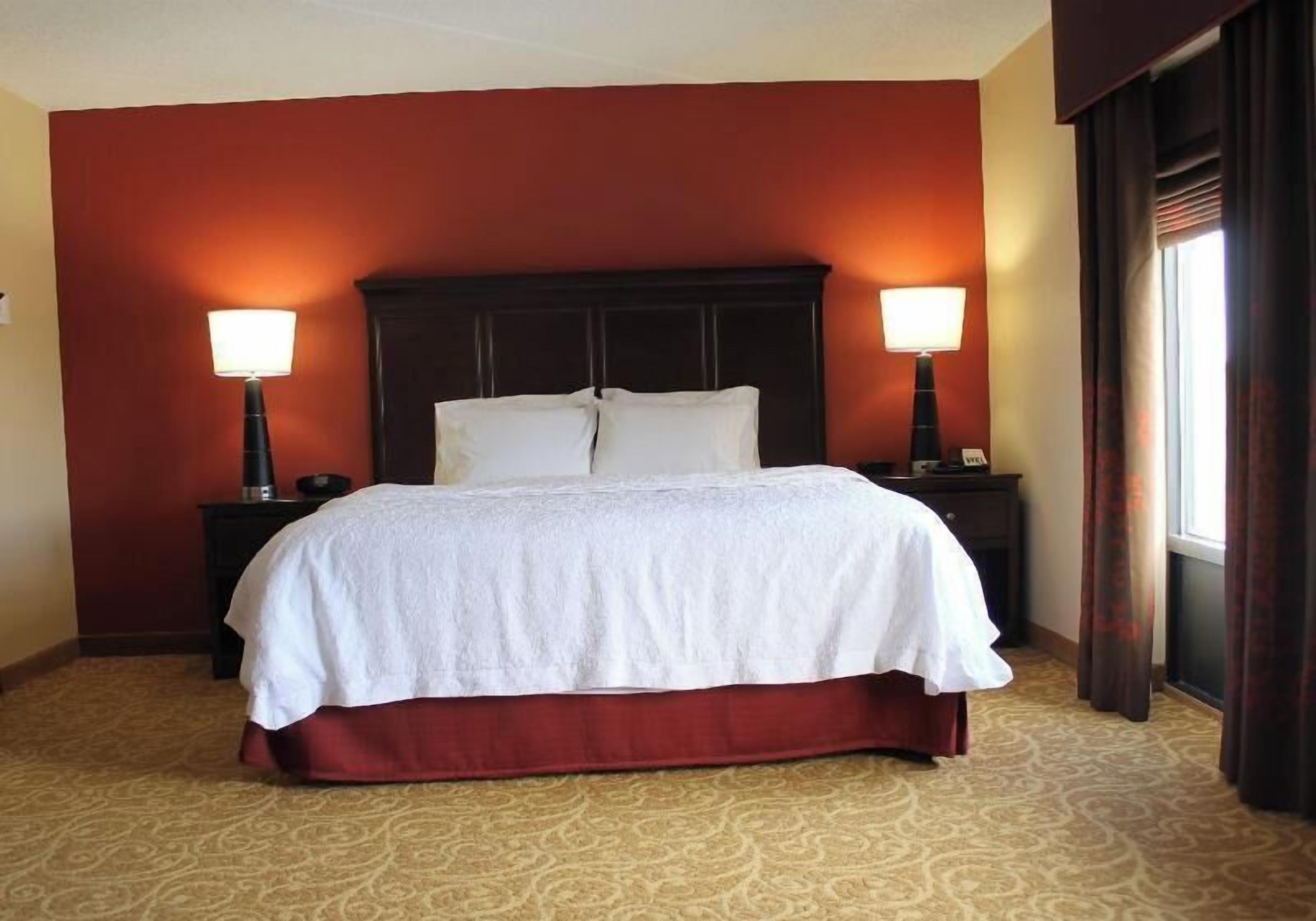 Escritorio, cortinas blackout y tabla de planchar con plancha 