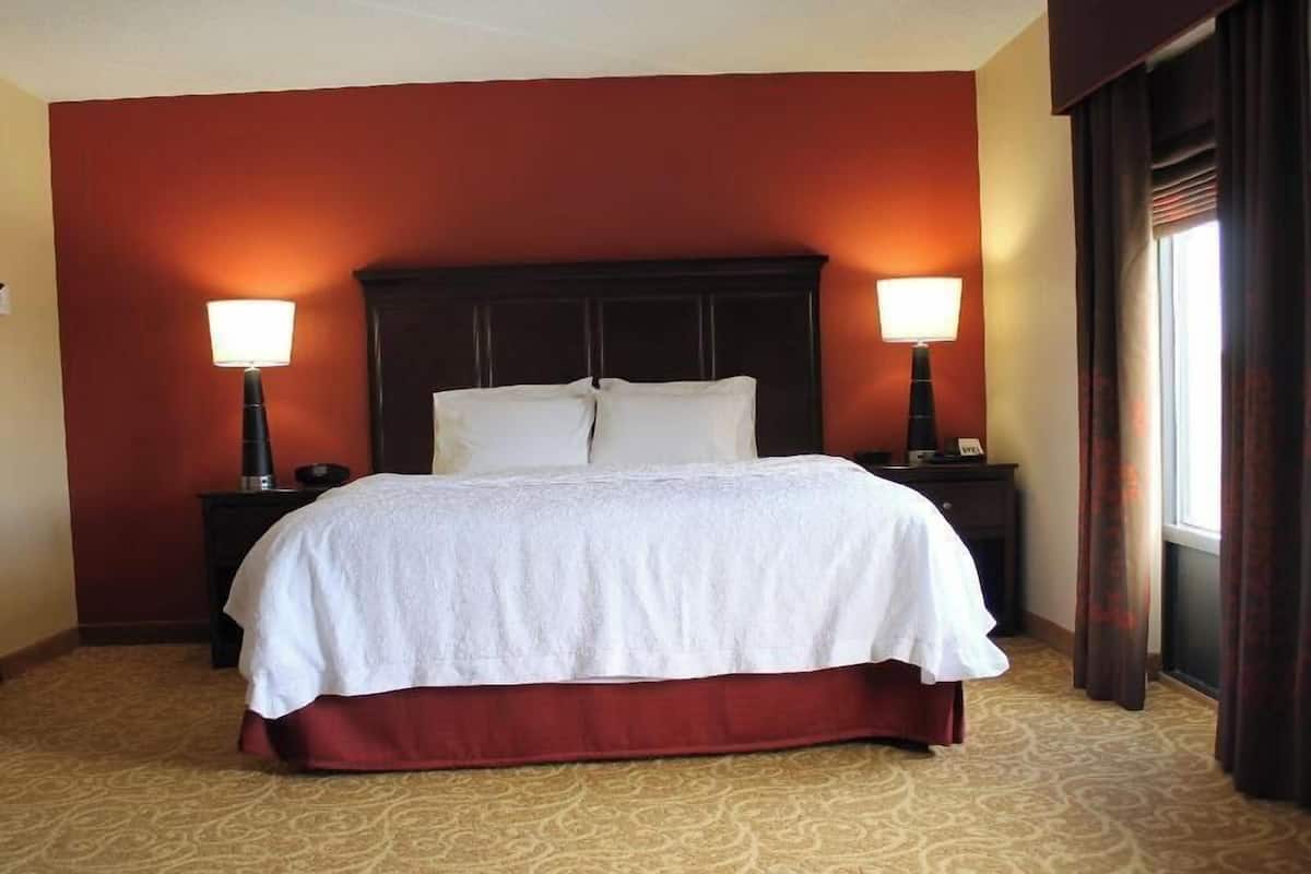 Escritorio, cortinas blackout y tabla de planchar con plancha