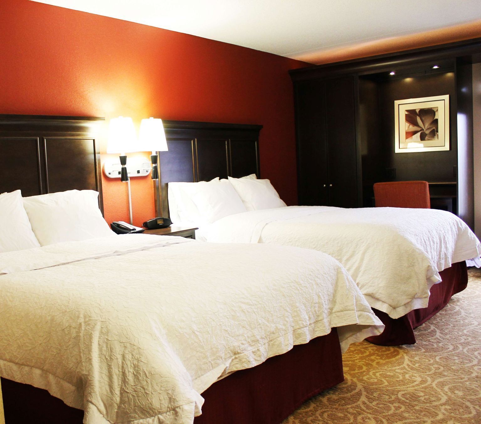 Escritorio, cortinas blackout y tabla de planchar con plancha 