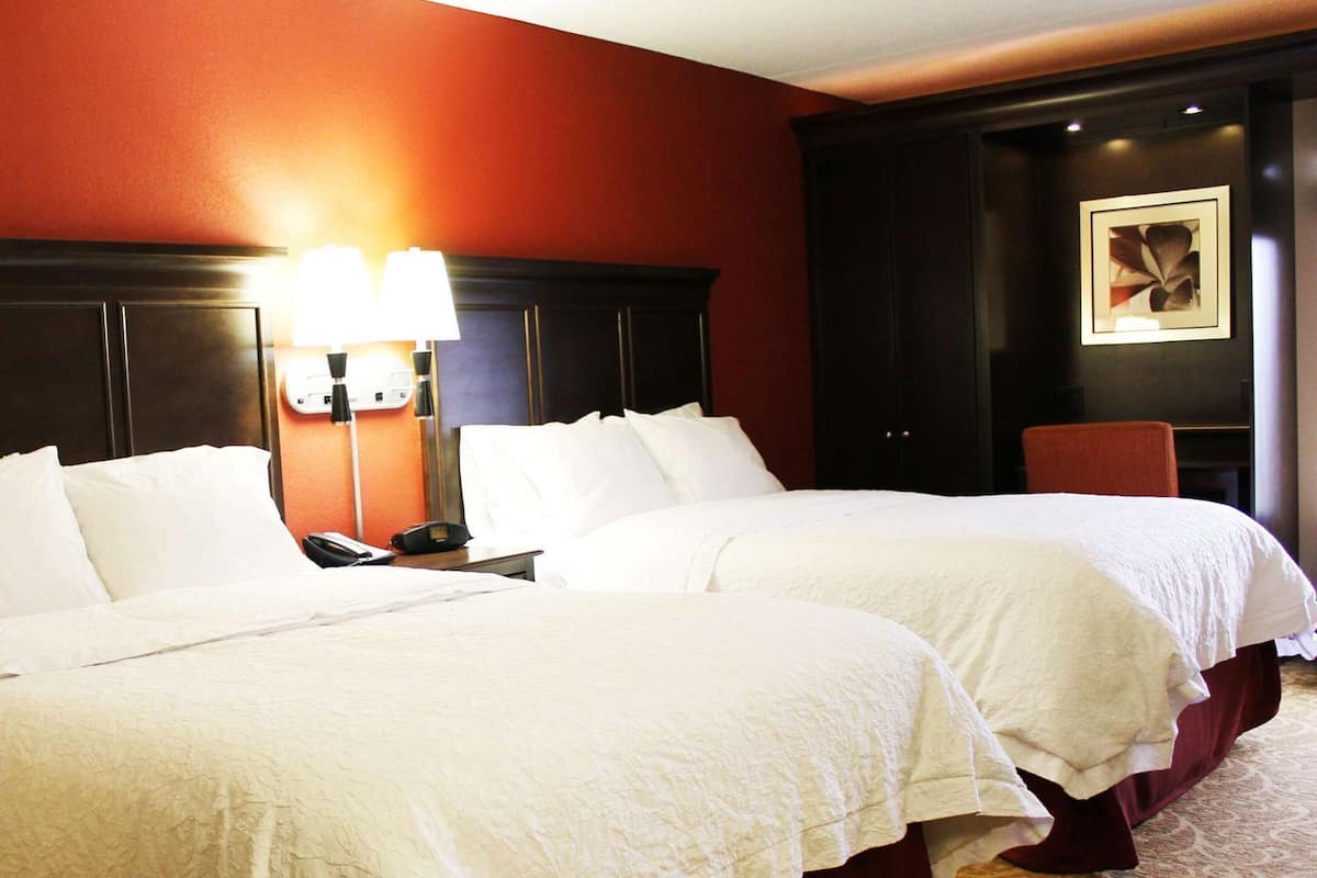 Escritorio, cortinas blackout y tabla de planchar con plancha