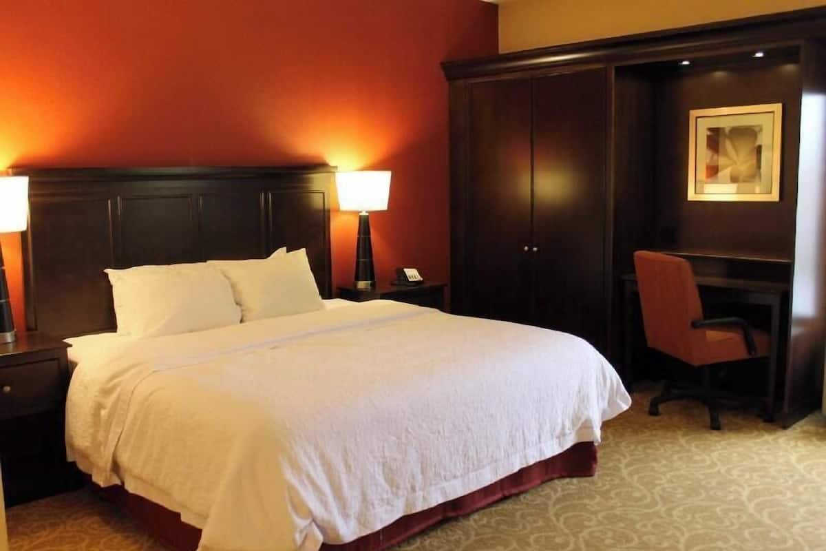 Escritorio, cortinas blackout y tabla de planchar con plancha