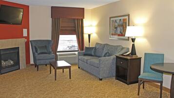 Standaard kamer | Woonruimte | Een 42-inch flatscreentelevisie met kabelzenders en televisie