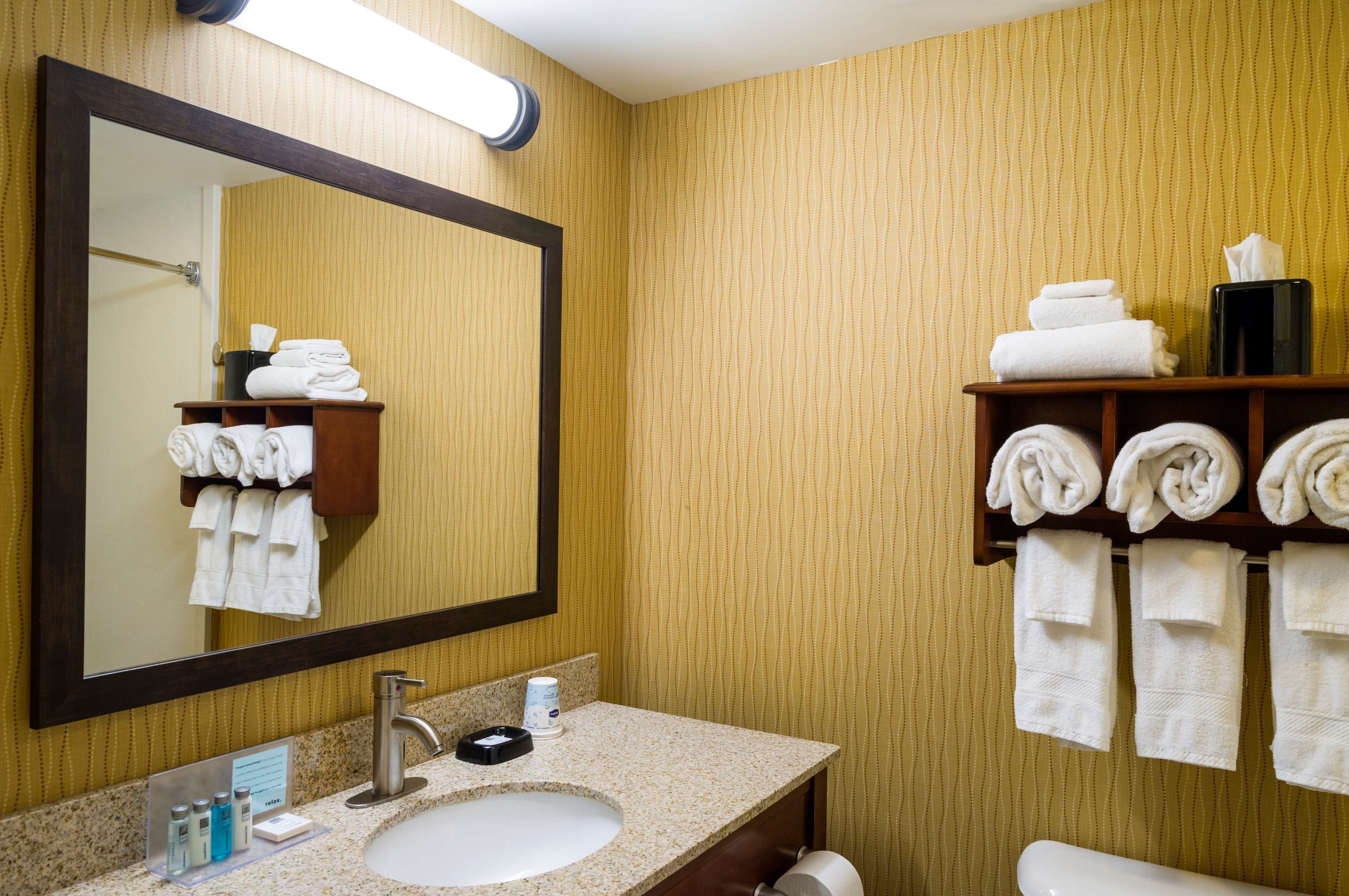 room, accessible, non smoking | bathroom | combined shower/bathtub, free toiletries, hair dryer, towels