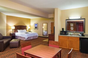 One King Bed, Non-Smoking | Private kitchenette