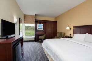 Escritorio, cortinas blackout y tabla de planchar con plancha 