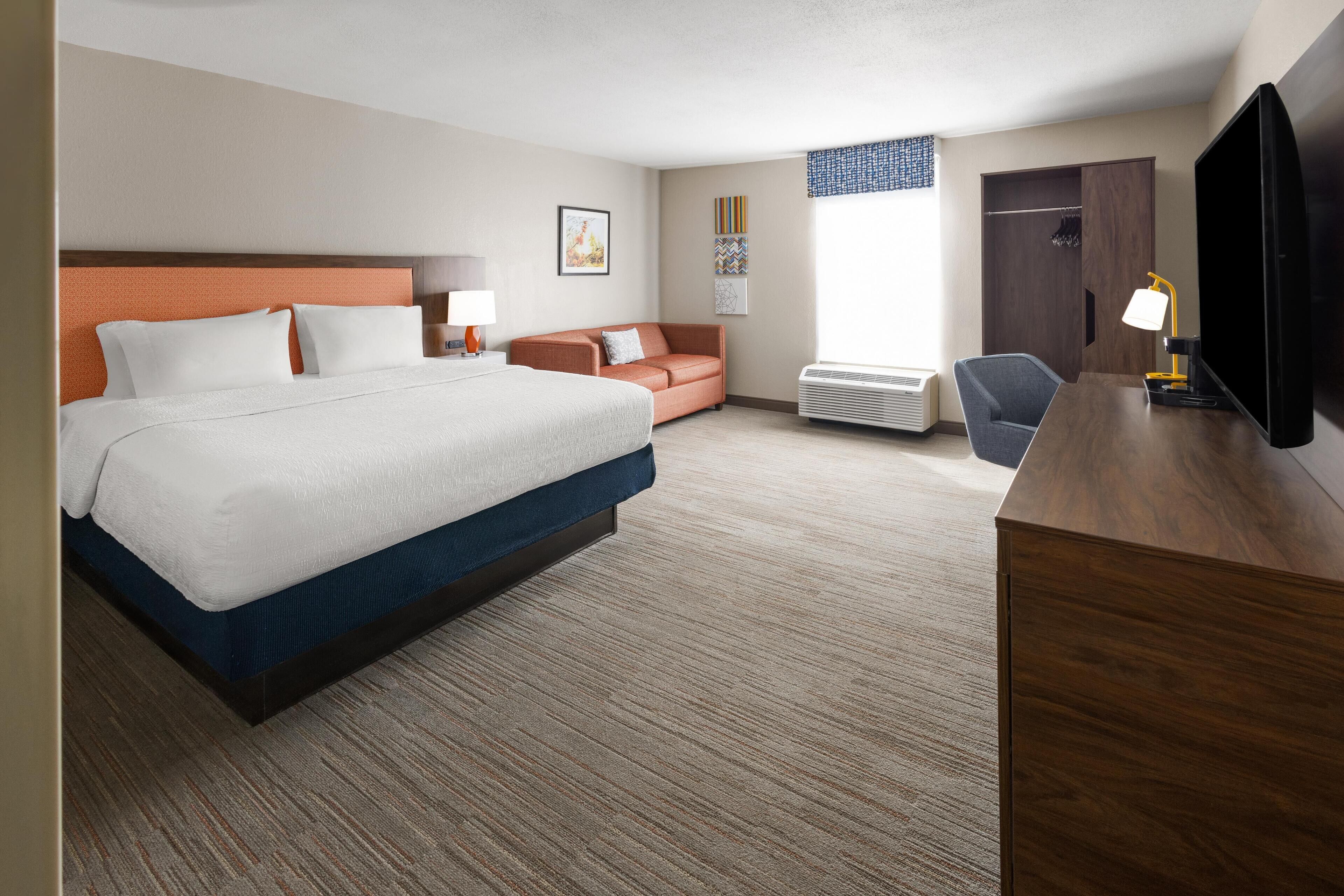 Special price king bed non smoking | Desk, blackout drapes, iron/ironing board, free cribs/infant beds