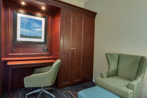 Desk, blackout drapes, iron/ironing board, free cribs/infant beds - Hampton Inn Somerset (Somerset)