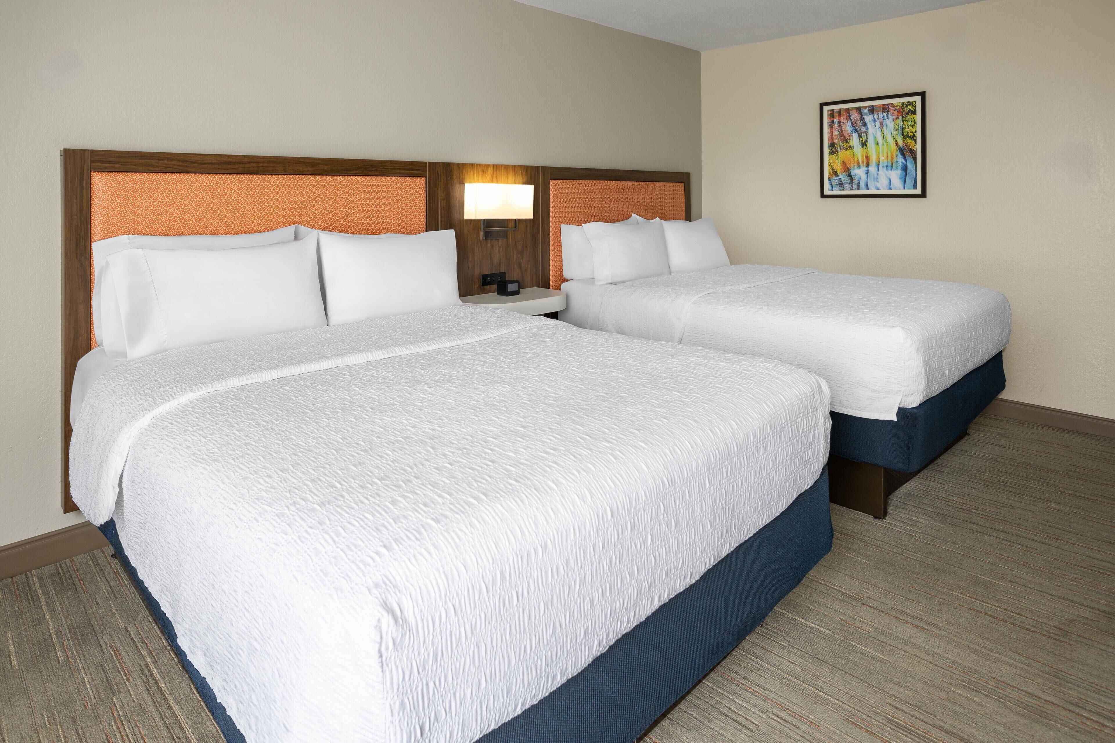 Dobbeltrom, i-r | Skrivebord, blendingsgardiner og strykejern/-brett