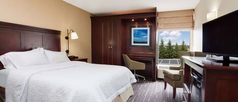 Chambre, accessible aux personnes Ă mobilitĂ© rĂ©duite, non-fumeur | Bureau, rideaux dâobscurcissement, fer et planche Ă repasser