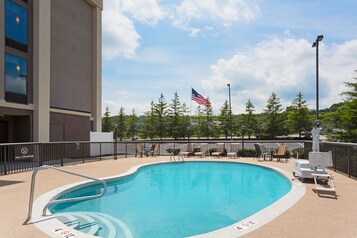 Una piscina al aire libre de temporada