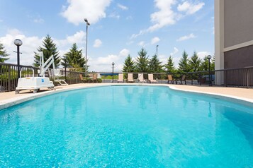 Una piscina al aire libre de temporada