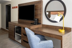 Escritorio, cortinas blackout y tabla de planchar con plancha 