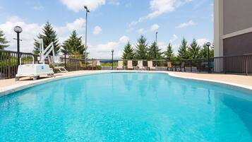 Piscine extérieure (ouverte en saison)